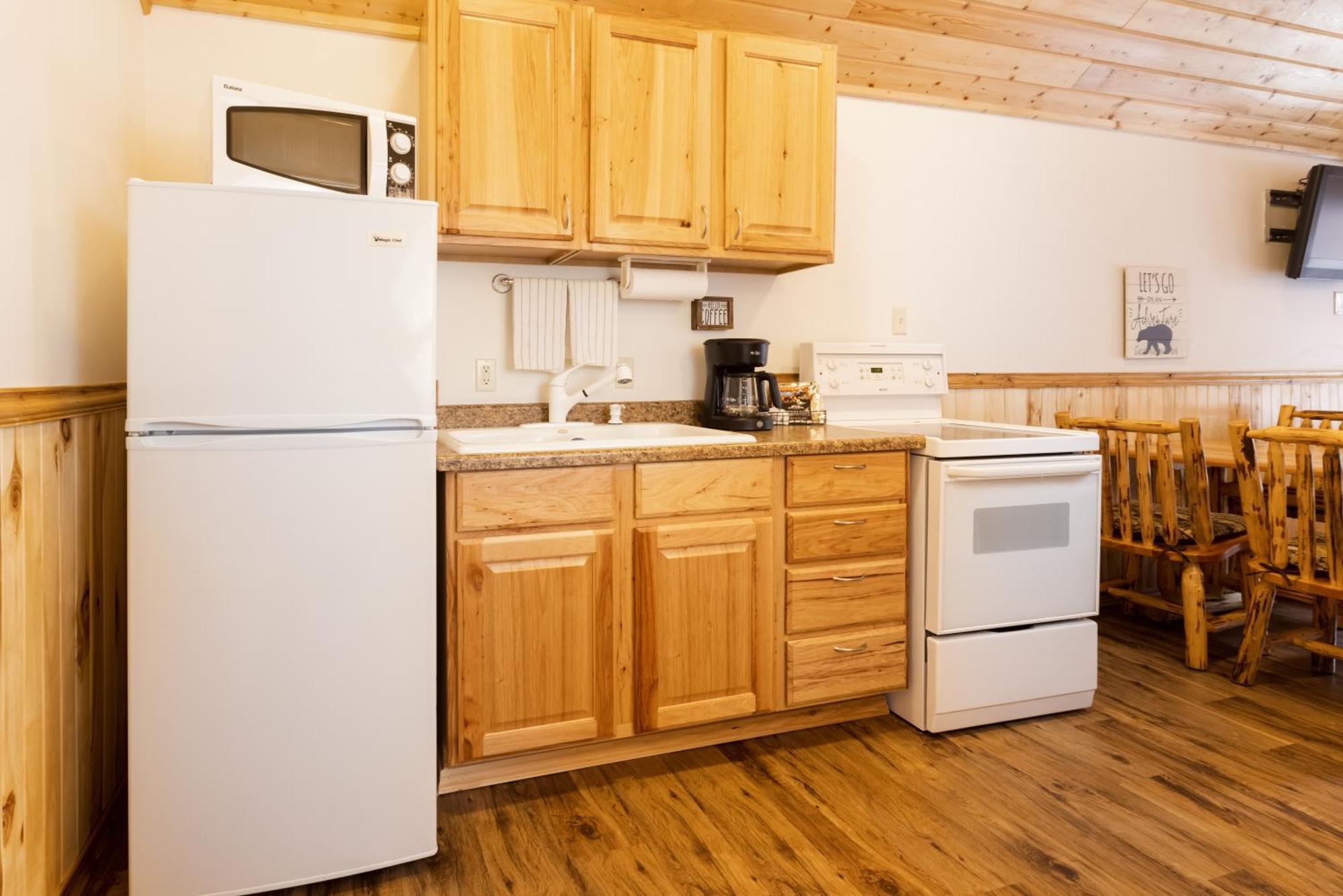 Beargrass Lodging & Rv Resort Hungry Horse Экстерьер фото